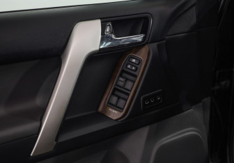 Подержанный автомобиль Toyota Land Cruiser Prado 2012 года (22 фото)