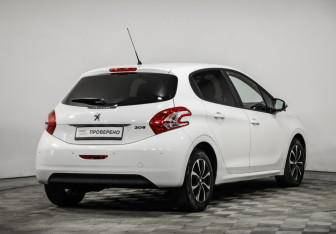 Подержанный автомобиль Peugeot 208 2013 года (5 фото)