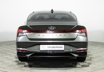 Подержанный автомобиль Hyundai Elantra Sedan 2022 года (6 фото)