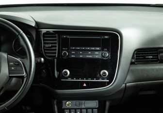Подержанный автомобиль Mitsubishi Outlander 2021 года (14 фото)