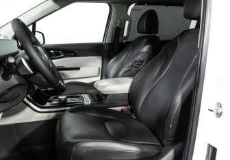 Подержанный автомобиль Kia Carnival 2021 года (16 фото)