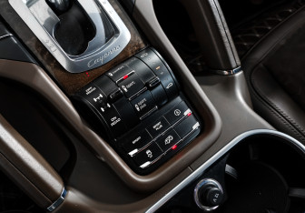 Подержанный автомобиль Porsche Cayenne 2015 года (24 фото)
