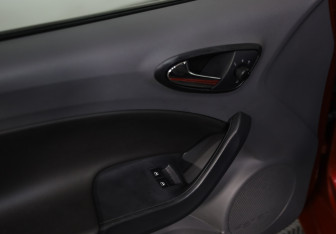 Подержанный автомобиль SEAT Ibiza Hatchback 2012 года (17 фото)