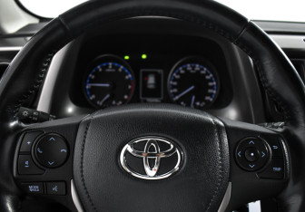 Подержанный автомобиль Toyota RAV4 2017 года (17 фото)