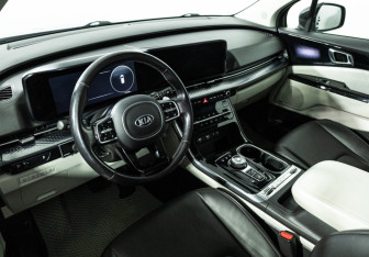 Подержанный автомобиль Kia Carnival 2021 года (13 фото)