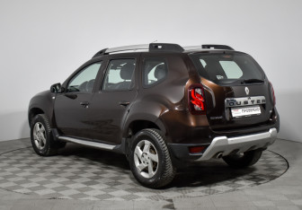 Подержанный автомобиль Renault Duster 2017 года (7 фото)