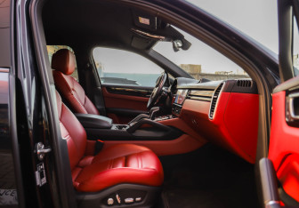 Подержанный автомобиль Porsche Cayenne 2019 года (30 фото)