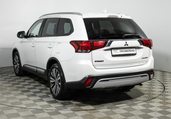 Подержанный автомобиль Mitsubishi Outlander 2019 года (7 фото)