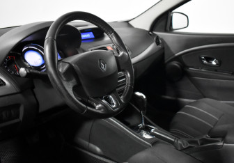 Подержанный автомобиль Renault Fluence 2014 года (9 фото)