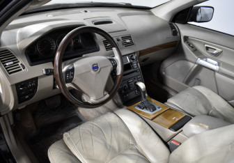 Подержанный автомобиль Volvo XC90 2003 года (9 фото)