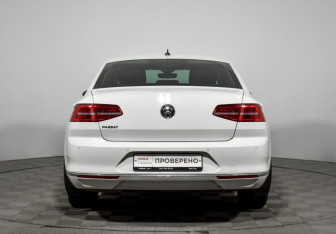 Подержанный автомобиль Volkswagen Passat Sedan 2019 года (6 фото)