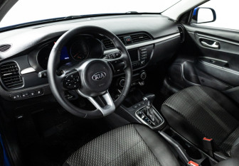 Подержанный автомобиль Kia Rio Sedan 2018 года (11 фото)