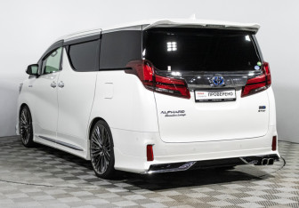 Подержанный автомобиль Toyota Alphard 2020 года (7 фото)