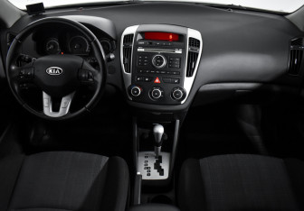 Подержанный автомобиль Kia Ceed Hatchback 2010 года (15 фото)