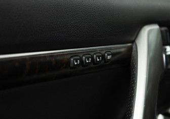 Подержанный автомобиль Toyota Land Cruiser Suv 2014 года (23 фото)