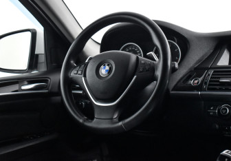 Подержанный автомобиль BMW X6 2013 года (14 фото)
