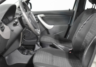 Подержанный автомобиль Renault Logan Sedan 2011 года (10 фото)