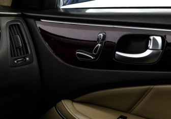 Подержанный автомобиль Hyundai Equus 2012 года (22 фото)