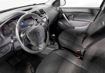 Подержанный автомобиль Renault Sandero 2016 года (9 фото)
