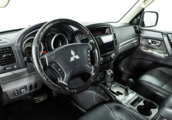 Подержанный автомобиль Mitsubishi Pajero 2013 года (11 фото)