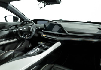 Подержанный автомобиль Changan UNI-V 2024 года (9 фото)