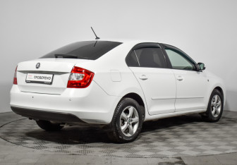 Подержанный автомобиль Skoda Rapid Liftback 2015 года (5 фото)