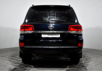 Подержанный автомобиль Toyota Land Cruiser Suv 2015 года (6 фото)