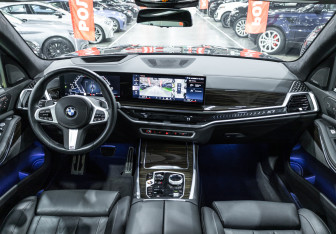 Подержанный автомобиль BMW X7 2023 года (35 фото)