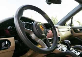 Подержанный автомобиль Porsche Cayenne 2018 года (17 фото)