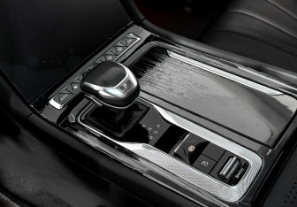 Подержанный автомобиль Hongqi H5 2023 года (12 фото)