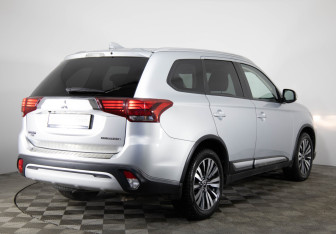 Подержанный автомобиль Mitsubishi Outlander 2019 года (5 фото)