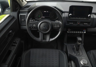Подержанный автомобиль Mitsubishi L200 2025 года (14 фото)