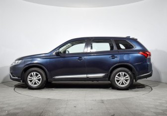 Подержанный автомобиль Mitsubishi Outlander 2019 года (8 фото)