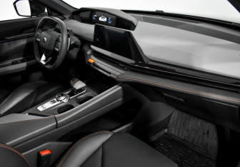 Подержанный автомобиль Changan UNI-V 2023 года (14 фото)