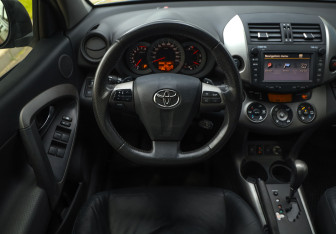 Подержанный автомобиль Toyota RAV4 2012 года (12 фото)