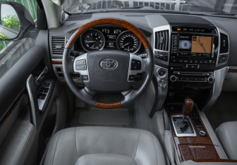 Подержанный автомобиль Toyota Land Cruiser Suv 2013 года (15 фото)