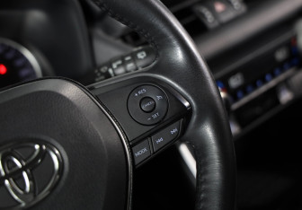 Подержанный автомобиль Toyota RAV4 2021 года (21 фото)