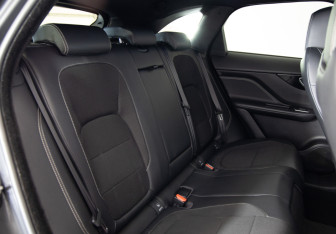 Подержанный автомобиль Jaguar F-Pace 2017 года (13 фото)