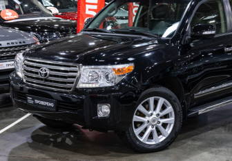 Подержанный автомобиль Toyota Land Cruiser Suv 2012 года (2 фото)