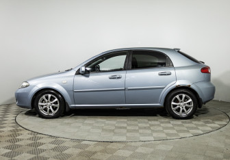 Подержанный автомобиль Chevrolet Lacetti Hatchback 2011 года (8 фото)