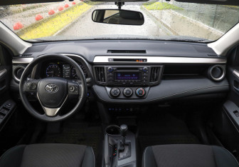 Подержанный автомобиль Toyota RAV4 2015 года (12 фото)
