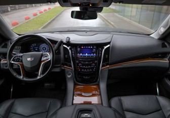 Подержанный автомобиль Cadillac Escalade Suv 2018 года (10 фото)