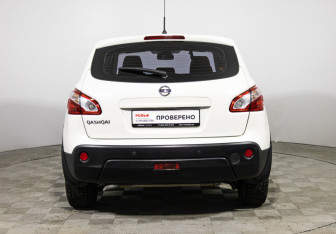 Подержанный автомобиль Nissan Qashqai 2013 года (6 фото)