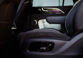 Подержанный автомобиль Hongqi E-HS9 2021 года (34 фото)