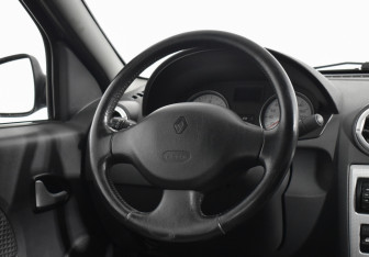 Подержанный автомобиль Renault Logan Sedan 2009 года (14 фото)