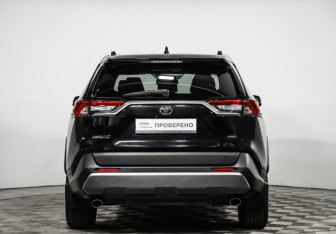 Подержанный автомобиль Toyota RAV4 2021 года (6 фото)
