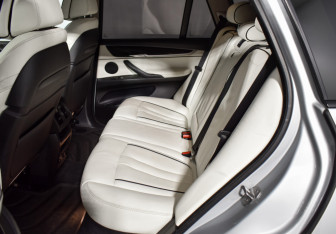 Подержанный автомобиль BMW X5 2015 года (11 фото)