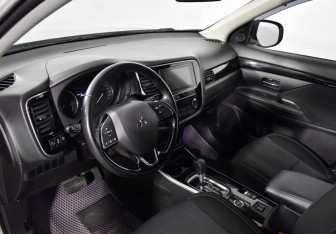 Подержанный автомобиль Mitsubishi Outlander 2019 года (10 фото)