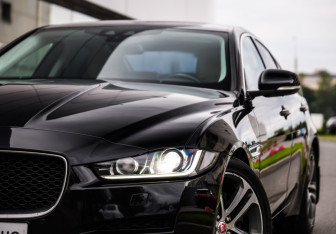 Подержанный автомобиль Jaguar XE 2017 года (2 фото)