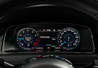 Подержанный автомобиль Volkswagen Golf R Hatchback 2019 года (20 фото)